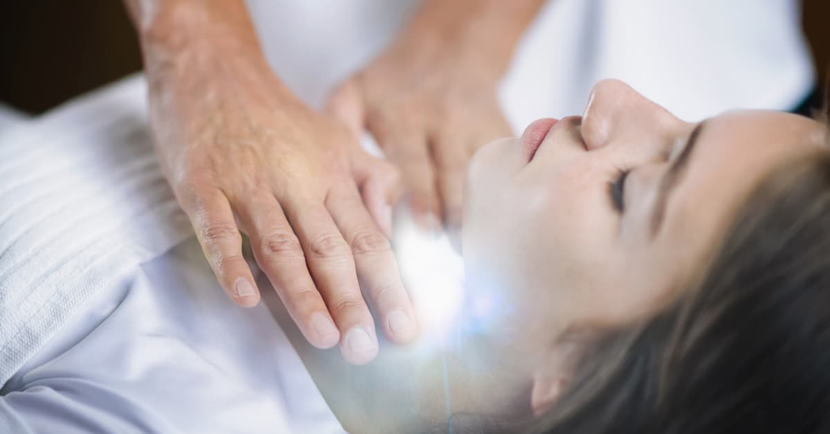 Balancing-the-Throat-Chakra-Using-Reiki
